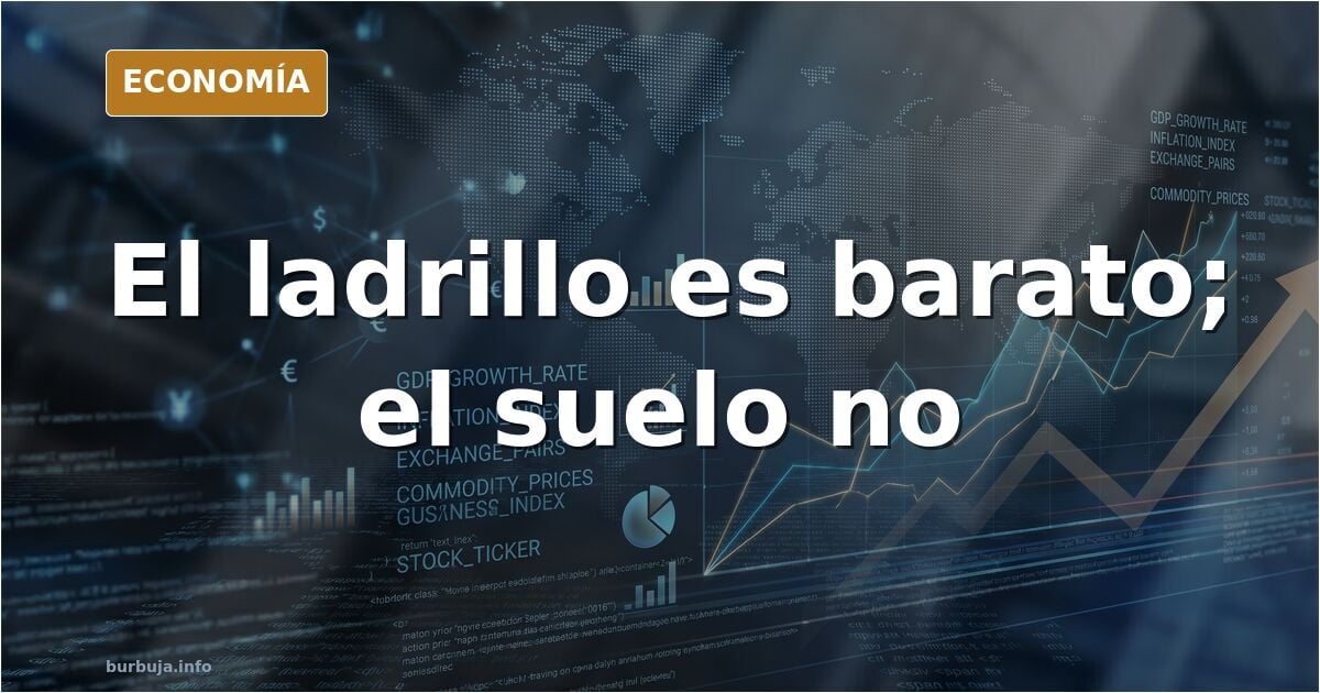 Ilustración editorial de una vivienda impresa en 3D con barro sobre un solar vacío rodeado de grúas y edificios en una ciudad