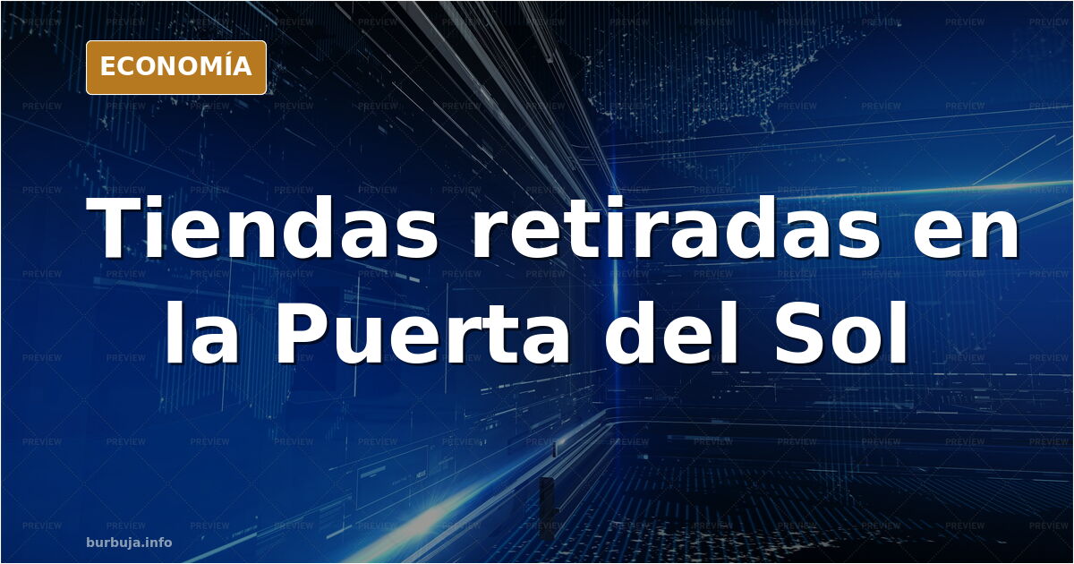Operarios retirando tiendas de campaña de la calzada en la Puerta del Sol de Madrid