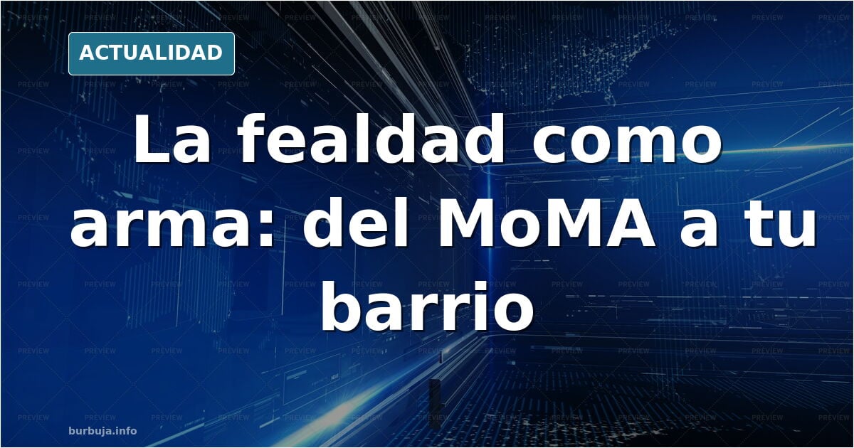 Fachada de centro comercial de hormigón y metal corrugado en una plaza urbana desierta bajo luz natural neutra