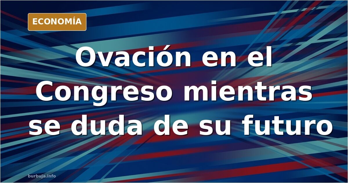 El presidente del Gobierno en el hemiciclo del Congreso de los Diputados durante una ovación, con traje gris cenizo