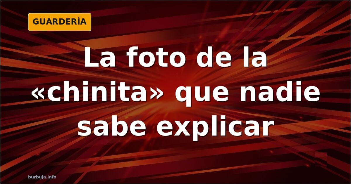 Ilustración de una mujer asomada a un balcón con un abanico chino sobre la barandilla que crea un efecto óptico de cuerpo cor