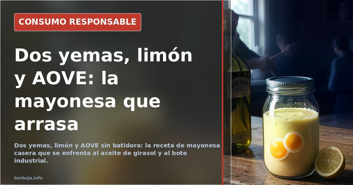 Mayonesa casera recién batida en un bol con aceite de oliva virgen extra y medio limón exprimido