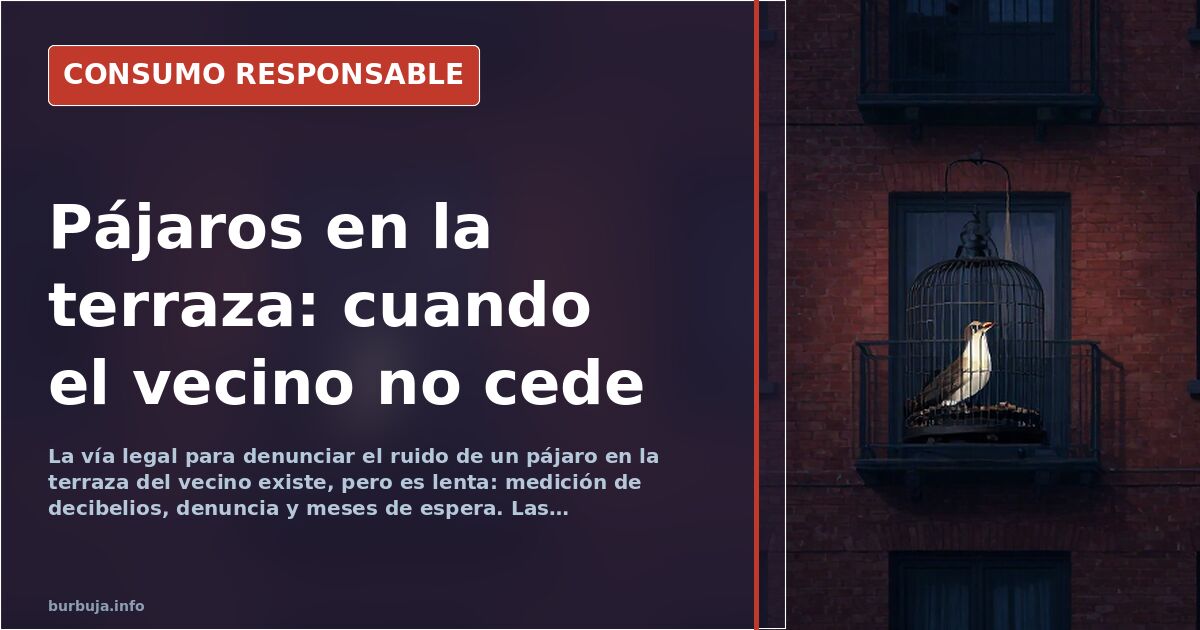 Terraza de un edificio con una jaula de pájaro junto a la barandilla, con edificios de viviendas al fondo