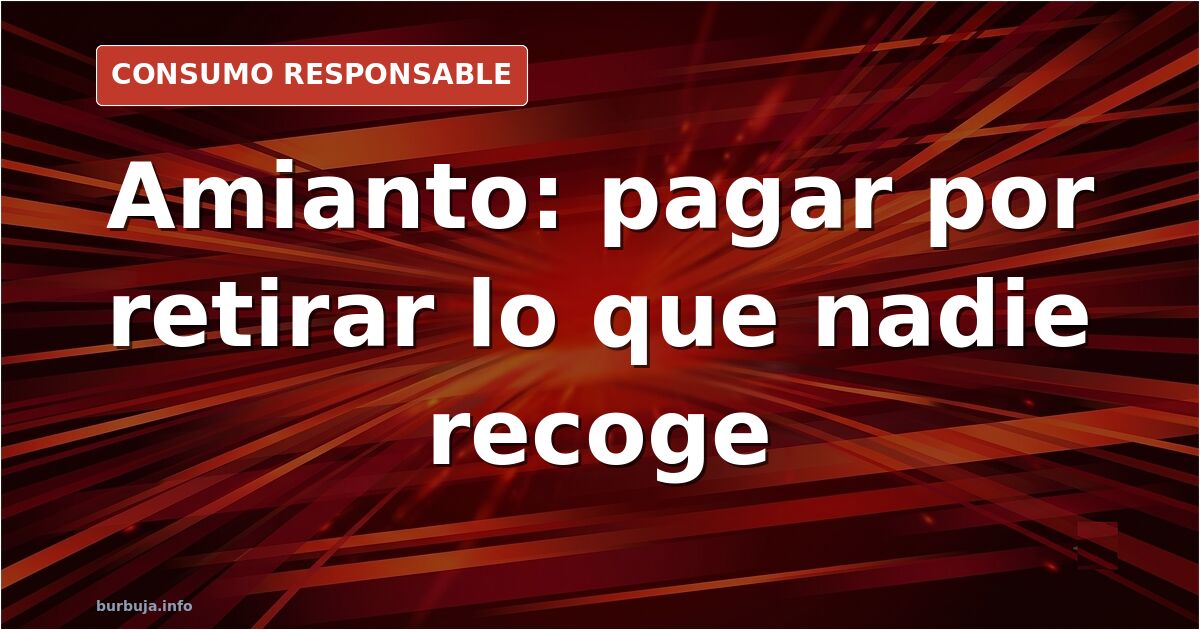 Placas de uralita rotas apiladas en un patio, residuo de amianto que requiere retirada especializada