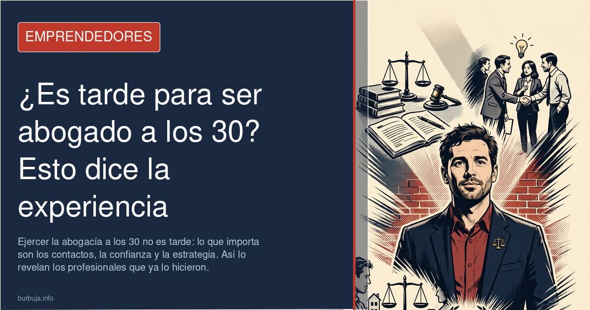Abogado con toga en un despacho con libros y ordenador, escena de la práctica profesional
