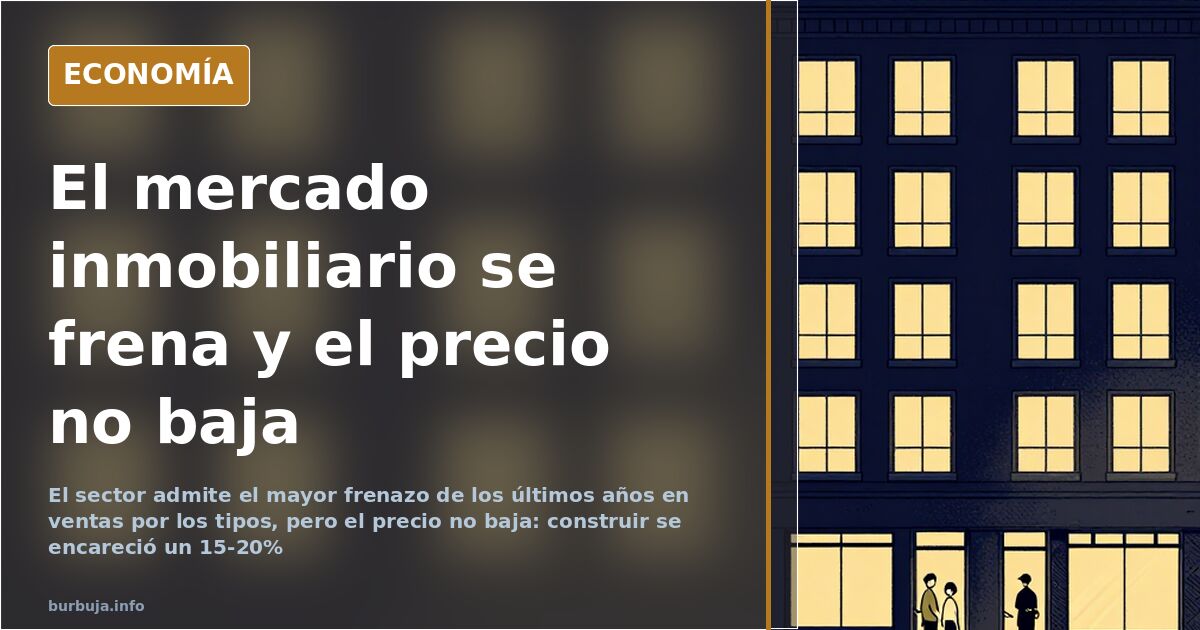 Grúas y estructura de hormigón de una promoción de obra nueva sin terminar, con vallas publicitarias de venta