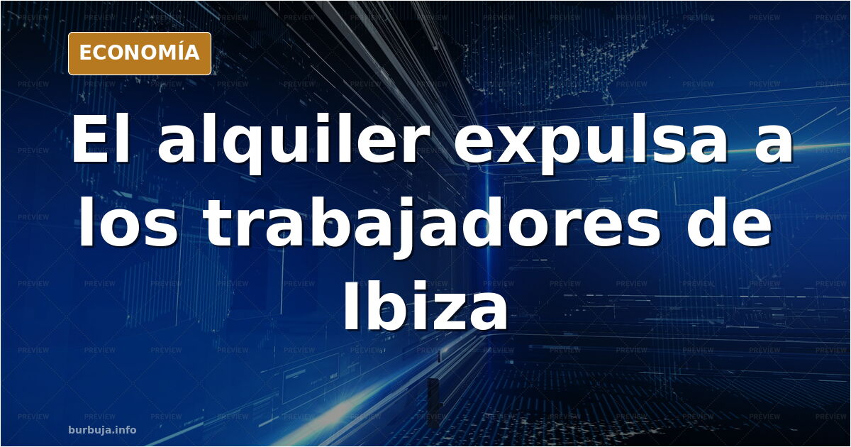 Vista de una ciudad mediterránea con bloques de apartamentos turísticos y carteles de se alquila en las fachadas