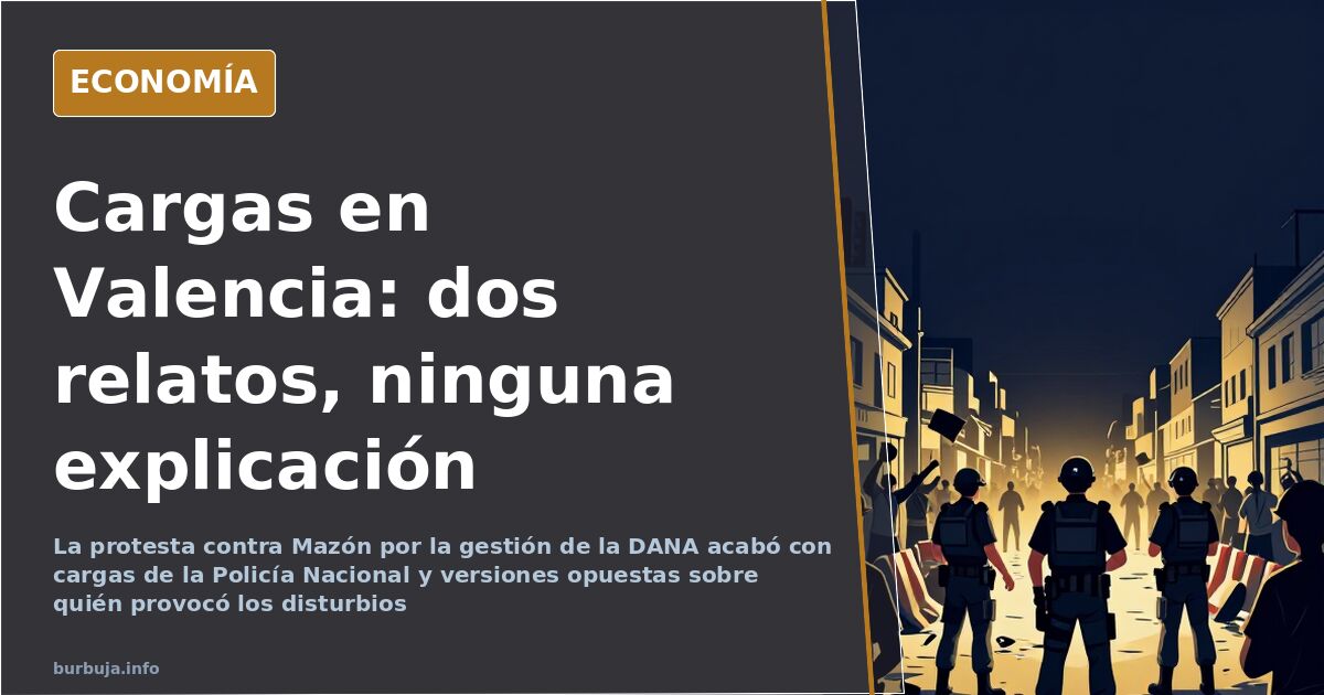 Antidisturbios avanzando ante la multitud en Valencia durante las cargas de la protesta por la gestión de la DANA