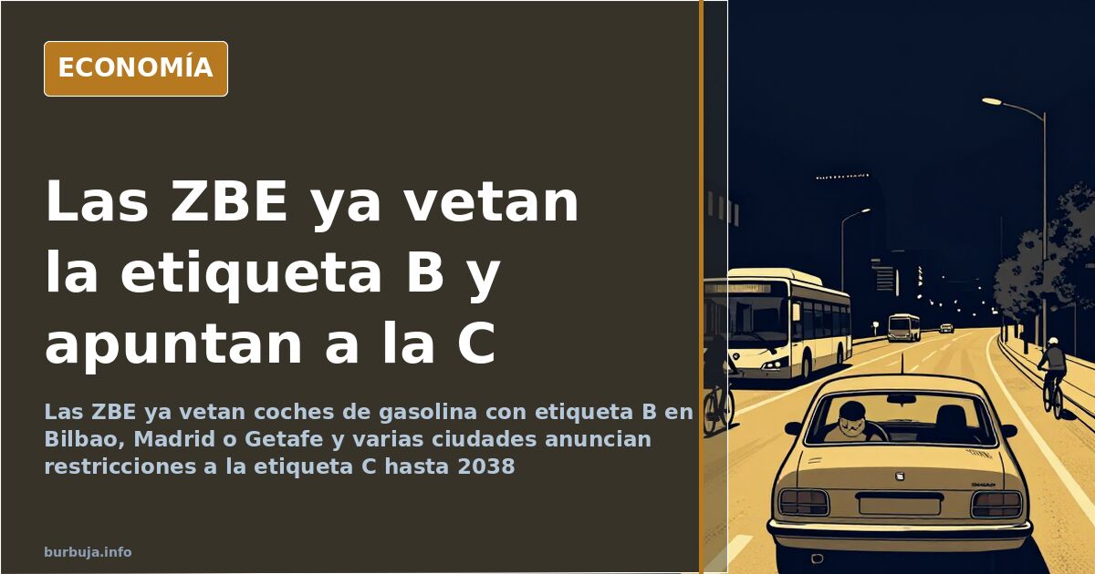Coches circulando por el centro de una ciudad española ante una señal de zona de bajas emisiones