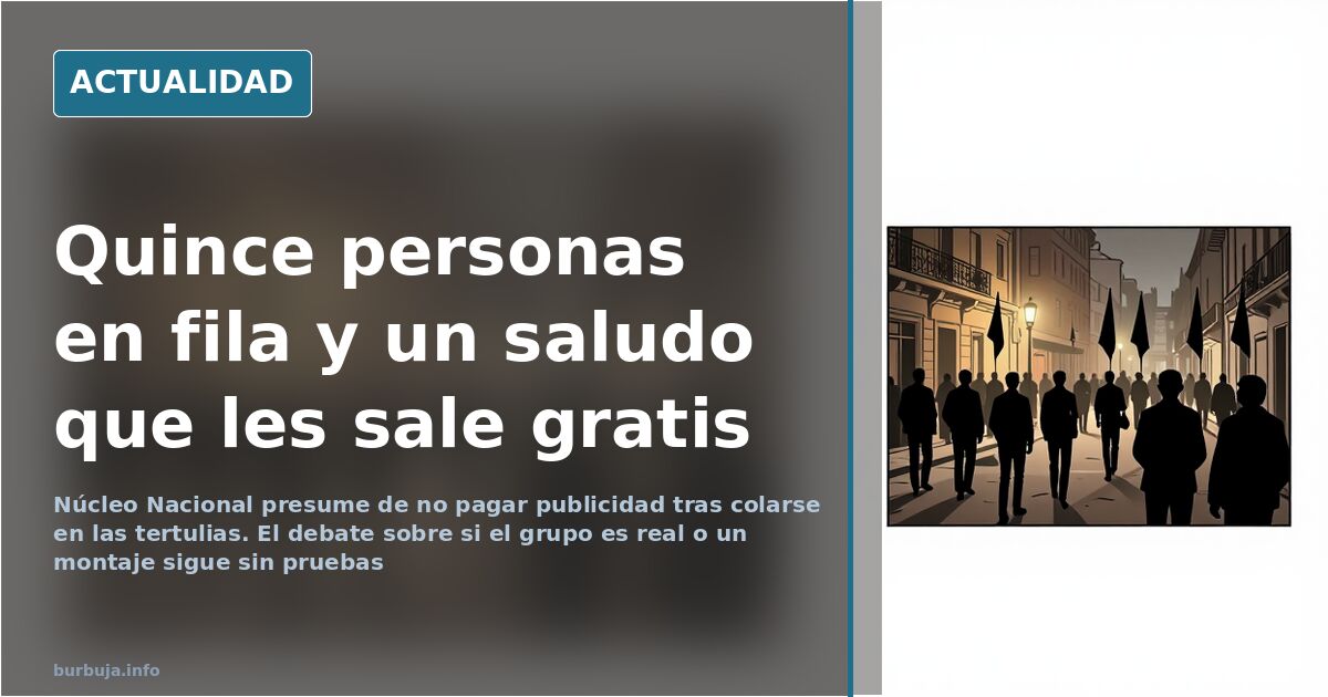 Fila de personas de espaldas en una calle nocturna con banderas negras y bengalas al fondo durante una convocatoria