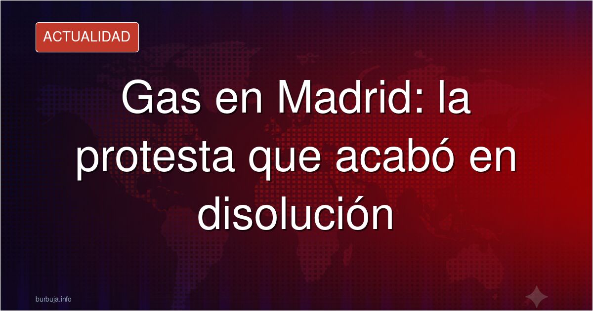 Manifestantes en Madrid rodeados de gas policial durante una protesta en apoyo a Ceuta