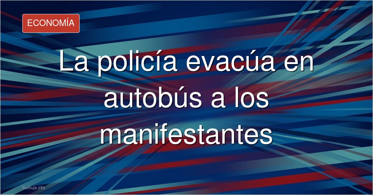 Manifestantes sentados en un autobús policial tras ser evacuados de una protesta en Santander
