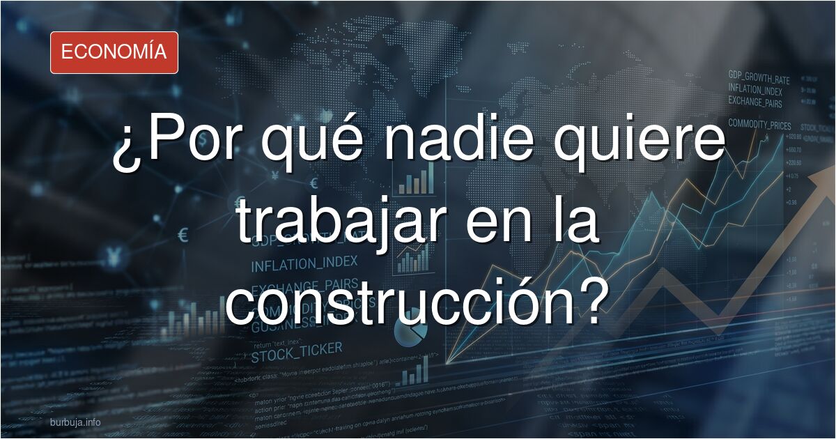 Obra de construcción con andamios y trabajadores en España, representando la escasez de peones