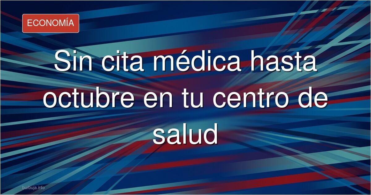 Sala de espera de un centro de salud con pacientes aguardando cita médica en horario de verano
