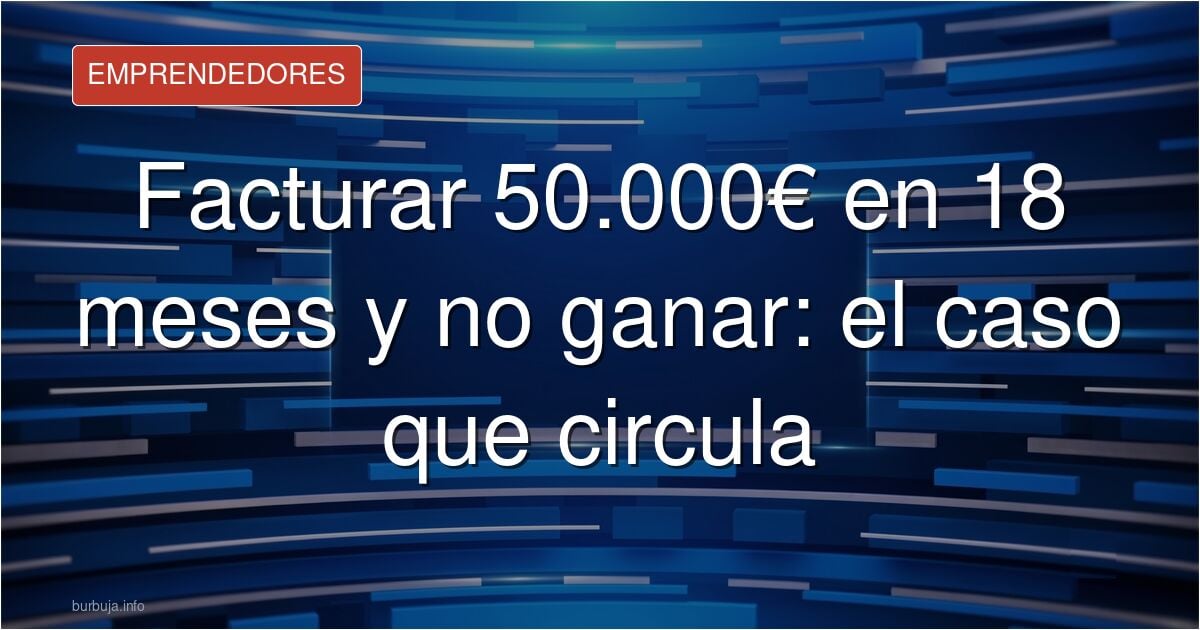 Persona emprendedora revisando facturas y cuentas de su negocio en un portátil junto a cajas de ropa de segunda mano