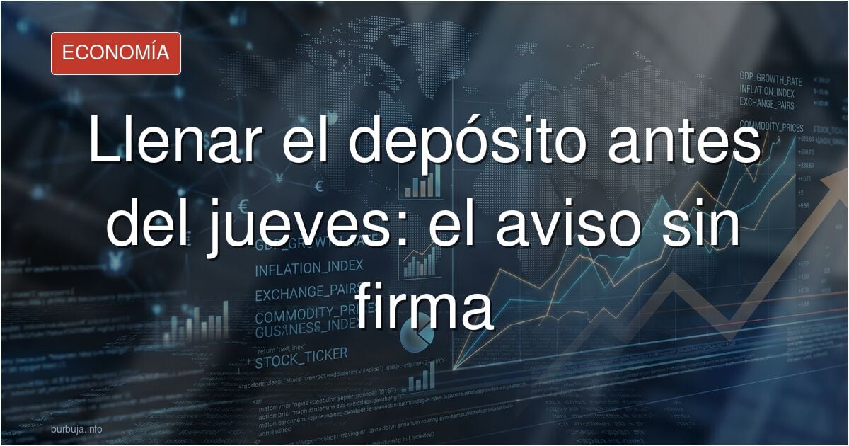 Conductor repostando gasolina en un surtidor de estación de servicio con el precio por litro visible en el panel luminoso