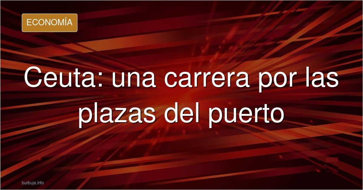 Personas caminando de madrugada hacia el puerto de Ceuta durante el traslado de asentados desde playa Benítez