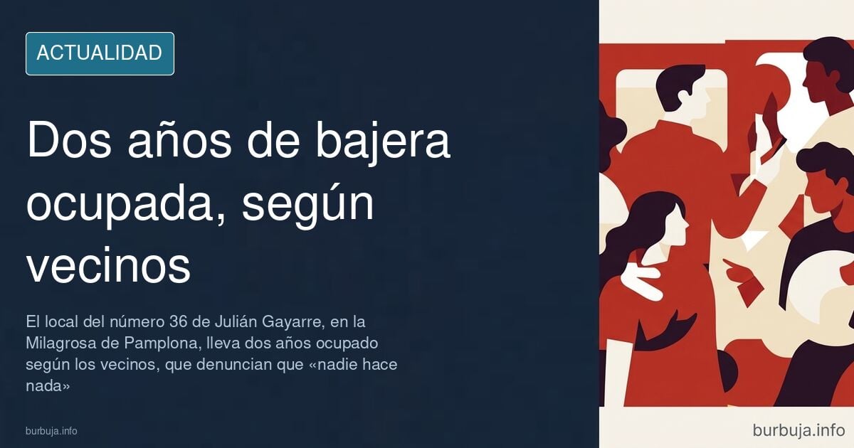 Personas ante el local ocupado en el número 36 de la calle Julián Gayarre, en Pamplona