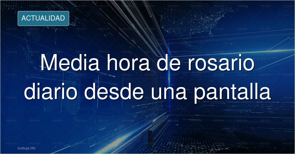 Escena de rezo del rosario en casa ante una pantalla encendida con el evangelio del día