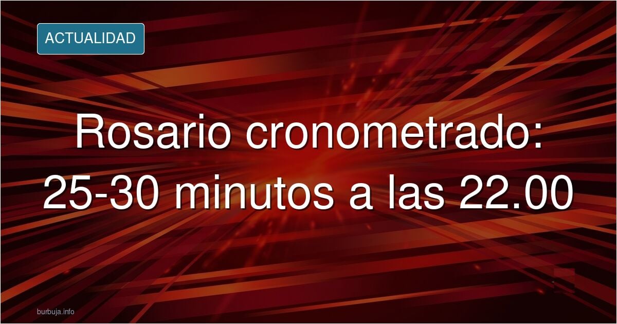 Rosarios y libros de oración sobre una mesa junto a un reloj, en la convocatoria diaria del Santo Rosario a las 22.00
