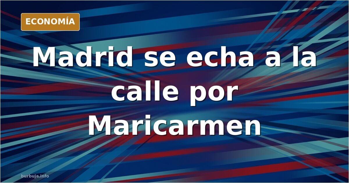 Imagen de una multitud frente a un edificio con presencia policial durante la protesta por el desahucio de Maricarmen en Cham