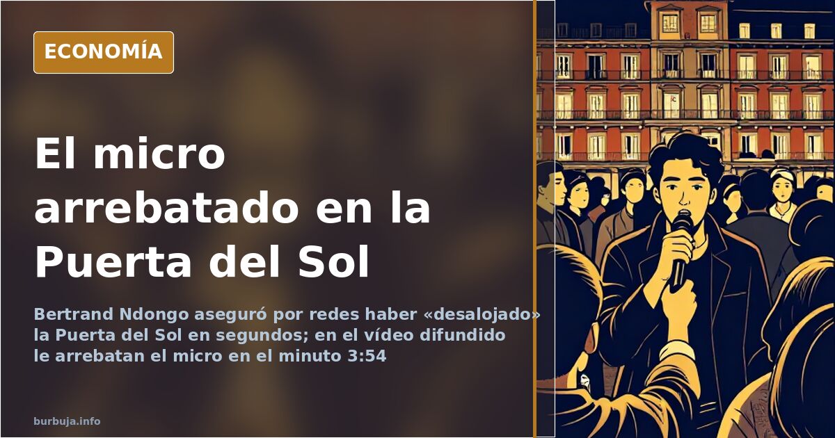 Persona con un micrófono en una plaza pública española rodeada por una multitud