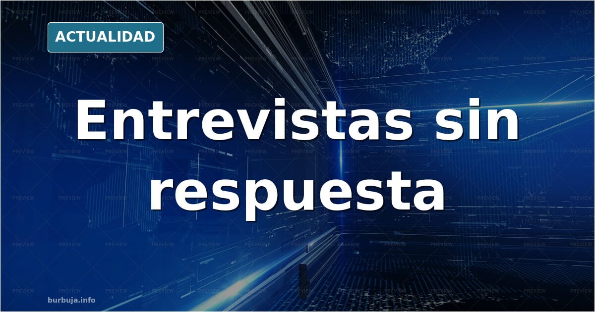 Periodista con micrófono en la Puerta del Sol de Madrid durante una concentración