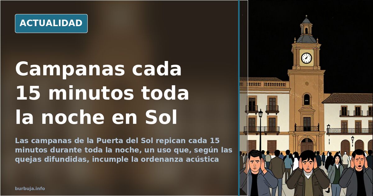 Campanario del reloj de la Puerta del Sol de Madrid de noche, con la plaza en penumbra y las campanas iluminadas en primer pl