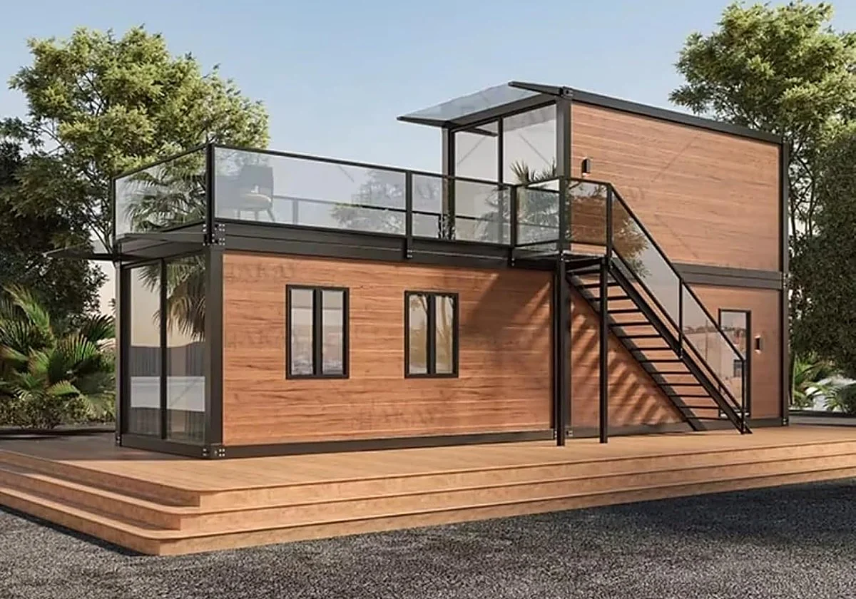 Casa prefabricada de módulos apilados sobre pilas de monedas y gráficos de costes en azul marino y dorado