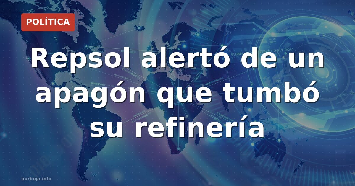 Imagen de la refinería de Cartagena de Repsol a oscuras con cables de alta tensión de fondo