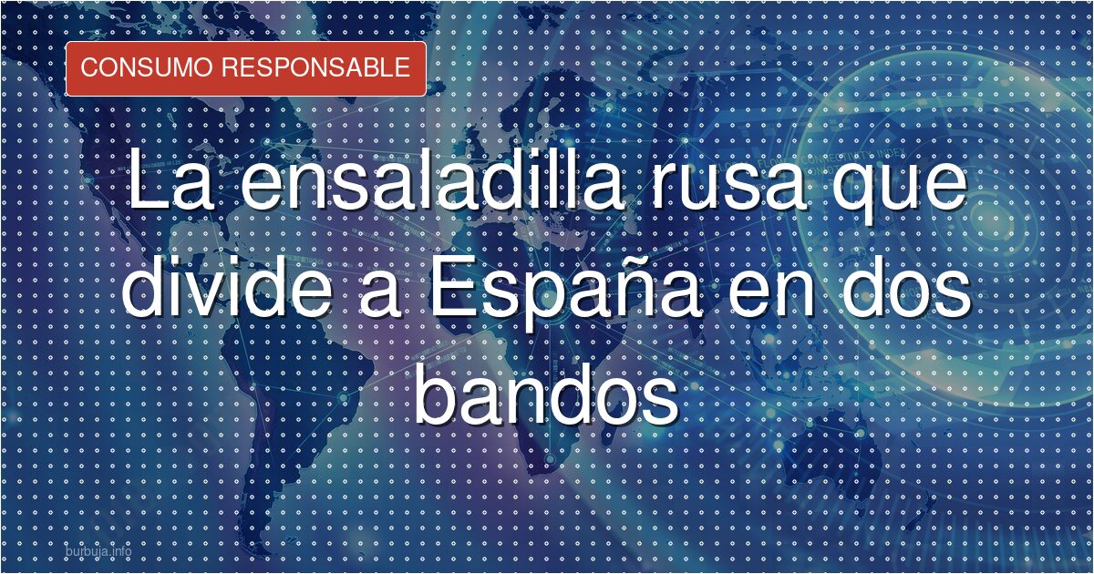 Ración de ensaladilla rusa con huevo cocido, aceitunas y mayonesa sobre pan crujiente junto a un bote de mahonesa