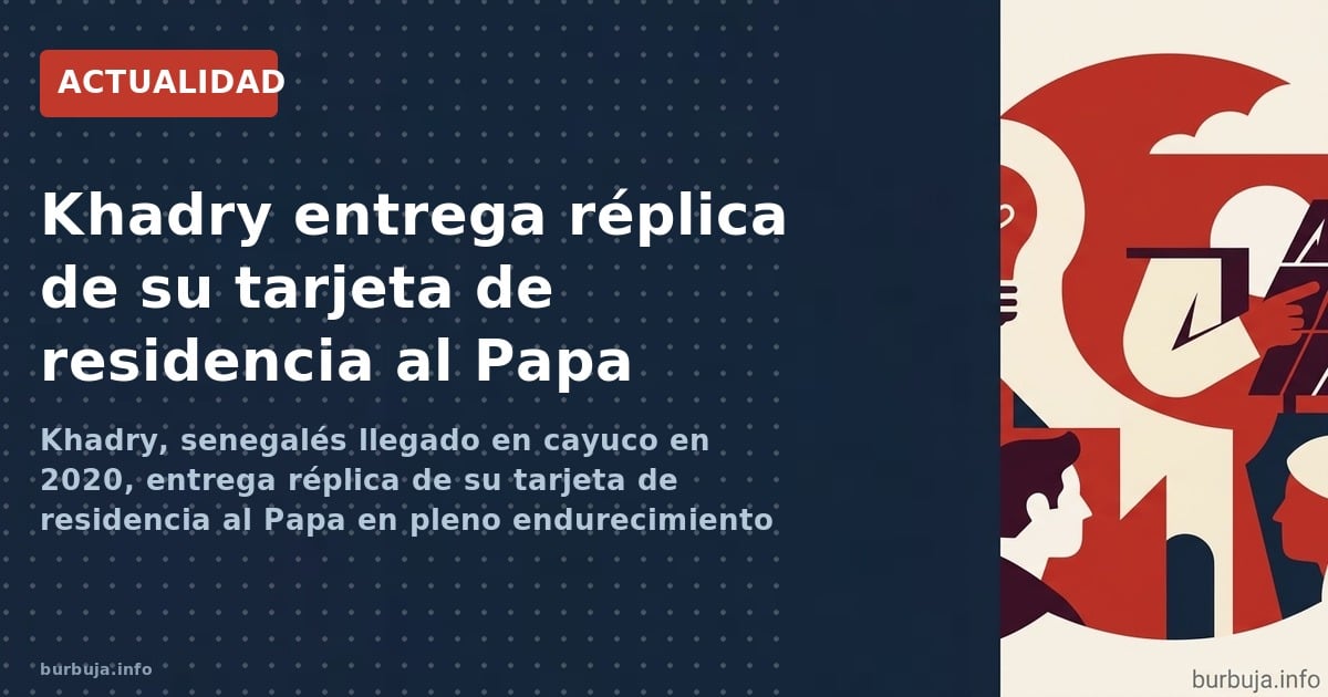 Khadry, senegalés llegado en cayuco en 2020, entrega réplica de su tarjeta de residencia al Papa en pleno endurecimiento migr