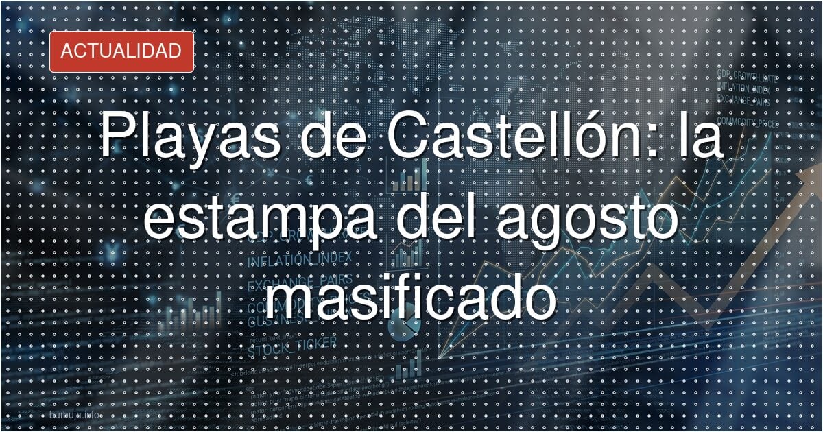 Playa de Castellón llena de gente en agosto con sombrillas y neveras