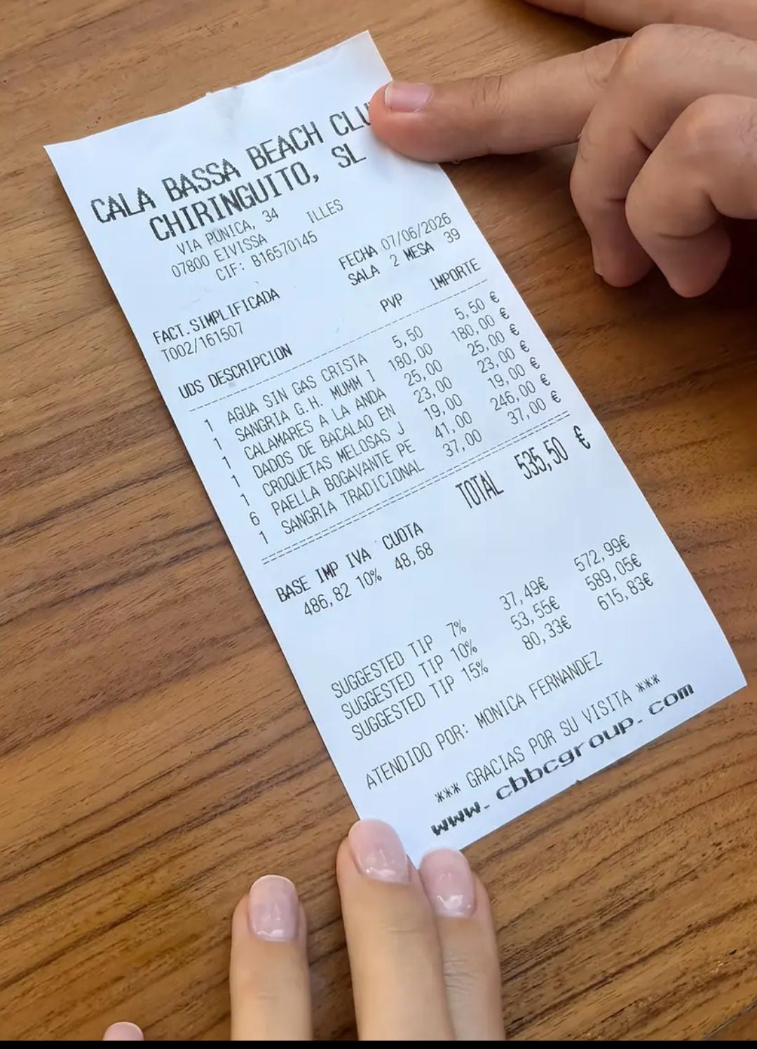 Un ticket de 534 euros en Cala Bassa desata el debate: ¿precio de mercado o abuso? Sangría a 180€, paella de bogavante y prop