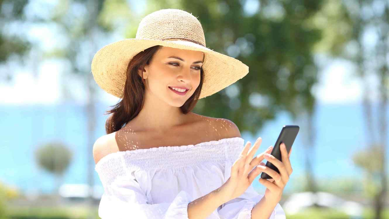 mujer-celular-sombrero.jpg