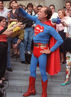 Jose-Maria-Ruiz-Mateos-vestido-Superman-durante-juicio-caso-Ibercorp-22-1992.jpg