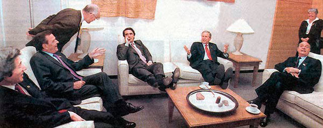 Aznar-y-Bush-con-los-pies-encima-de-la-mesa-en-una-reunion-del-G8.jpg