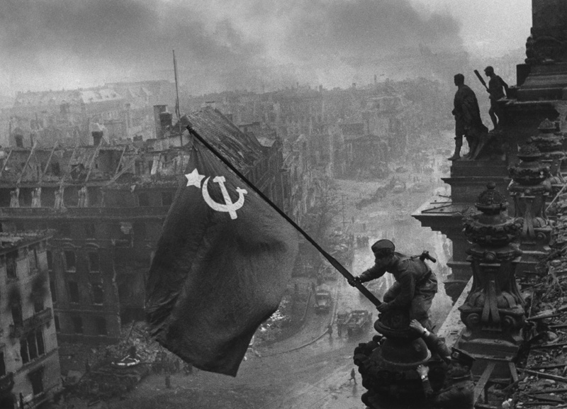 soviet-soldiers-raising-the-red-flag-over-berlin.jpg