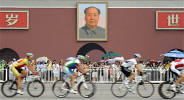 varios-ciclistas-pasan-delante-del-retrato-mao-plaza-tiananmen-esta-manana-pekin-1270052610262.jpg