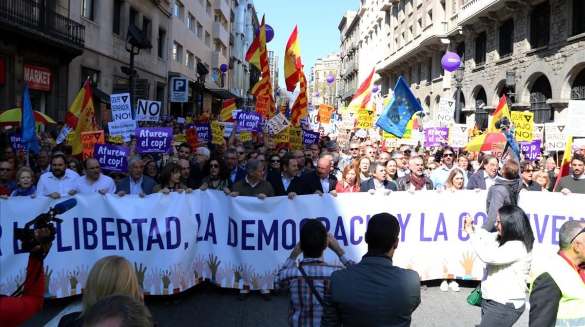 manifestacio-convocada-per-societat-civil-catalana-contra-proces-1489927602472.jpg