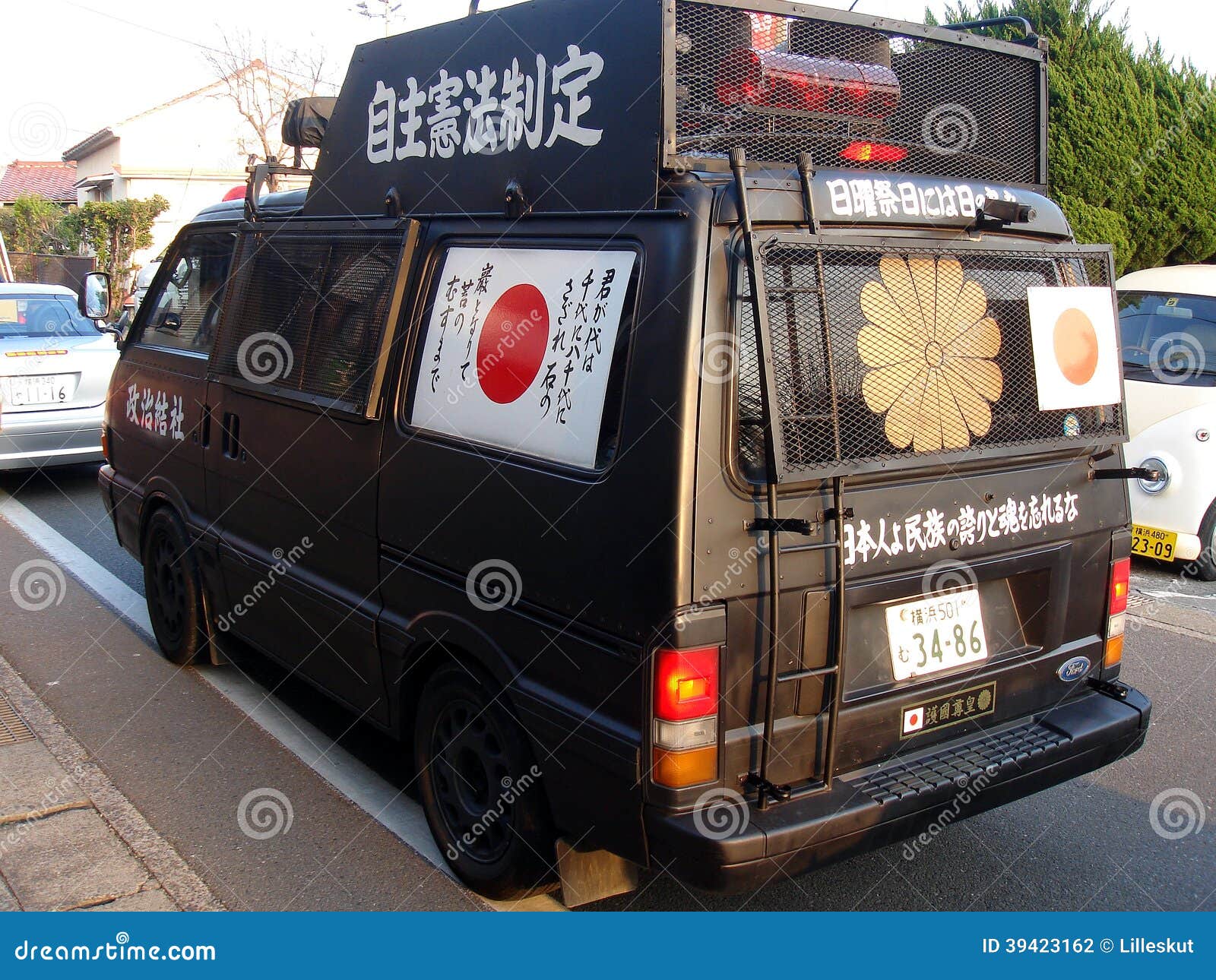 japan-nationalist-right-wing-van-used-propaganda-japanese-group-uyoku-dnatai-black-decorated-slogans-39423162.jpg