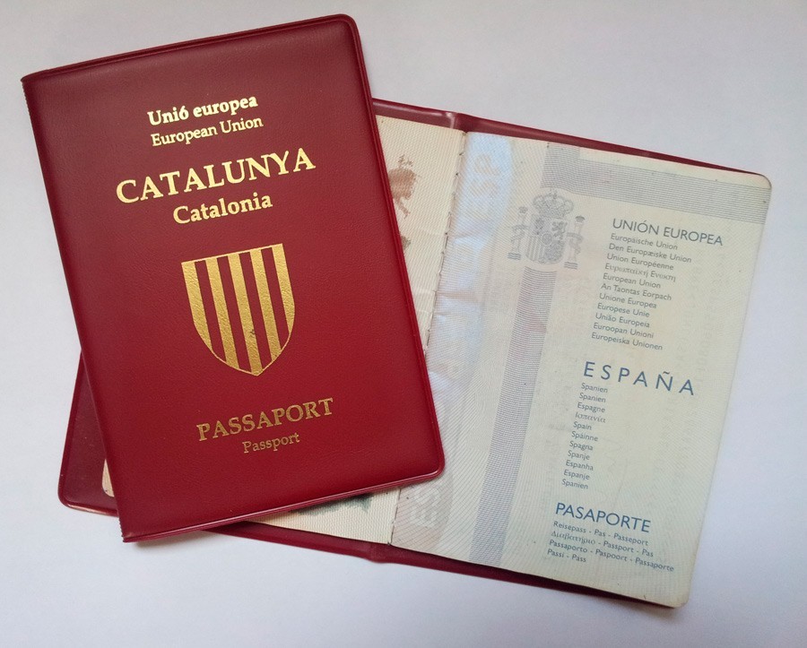 funda-de-passaport-catala-lafunda.jpg