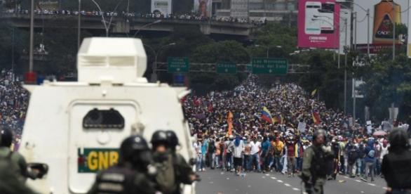 dos-muertos-en-la-gran-marcha-opositora-en-venezuela_1281723.jpg