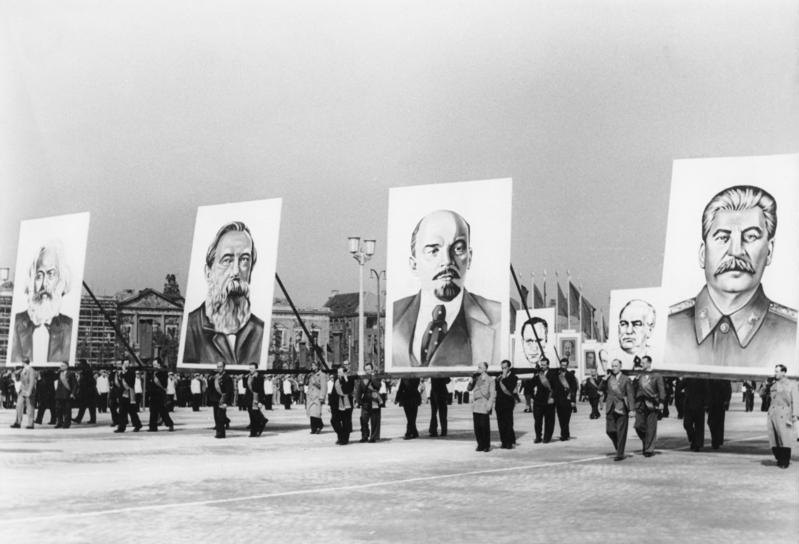 Bundesarchiv_Bild_183-19400-0029,_Berlin,_Marx-Engels-Platz,_Demonstration.jpg