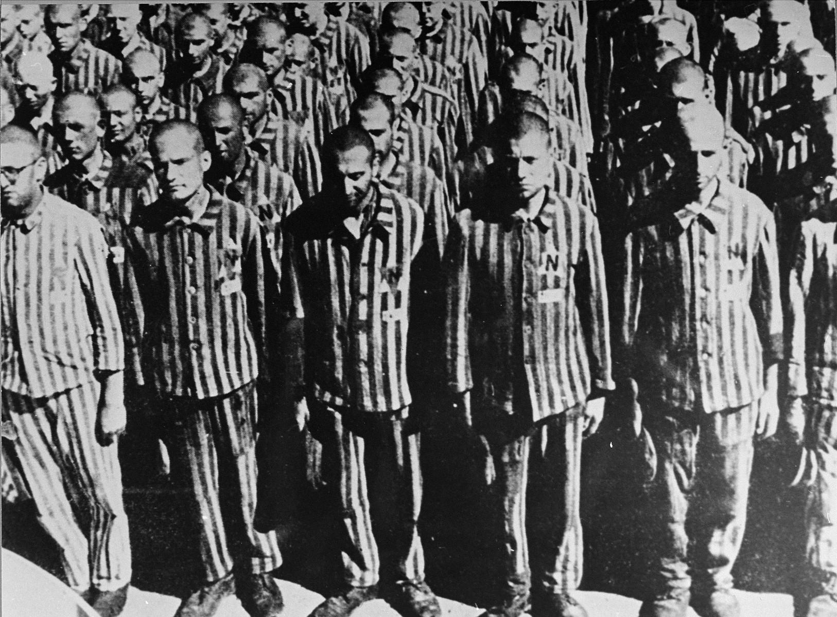 Buchenwald_Prisoners_83718.jpg