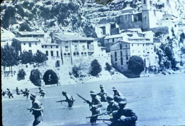 la-batalla-del-ebro-fue-la-mas-larga-y-costosa-en-vidas-humanas.-el-cruce-del-rio-por-parte-de-las-tropas-republicanas-en-abril-de-1938-aplazo-por-unos-meses-la-caida-de-cataluna.jpg