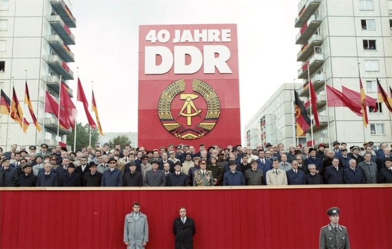 Bundesarchiv_Bild_183-1989-1007-402,_Berlin,_40._Jahrestag_DDR-Gr%C3%BCndung,_Ehreng%C3%A4ste.jpg