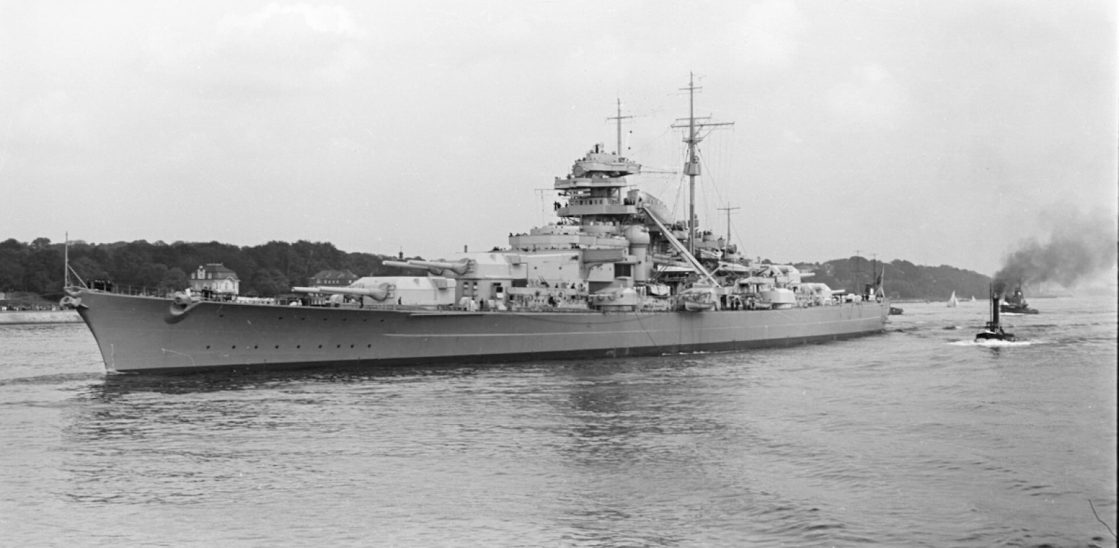 Bundesarchiv_Bild_193-04-1-26%2C_Schlachtschiff_Bismarck.jpg