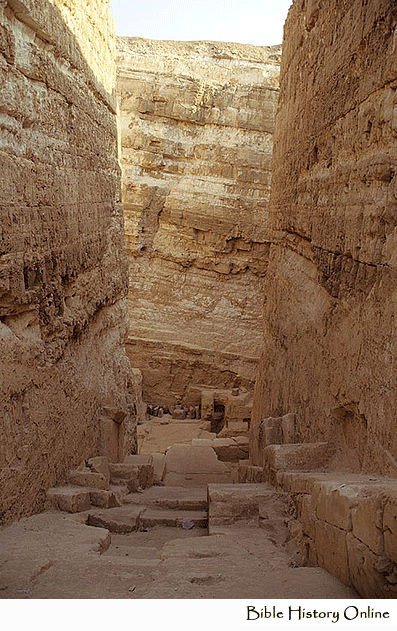 shaft-Pyramid-of-Djedefre.gif