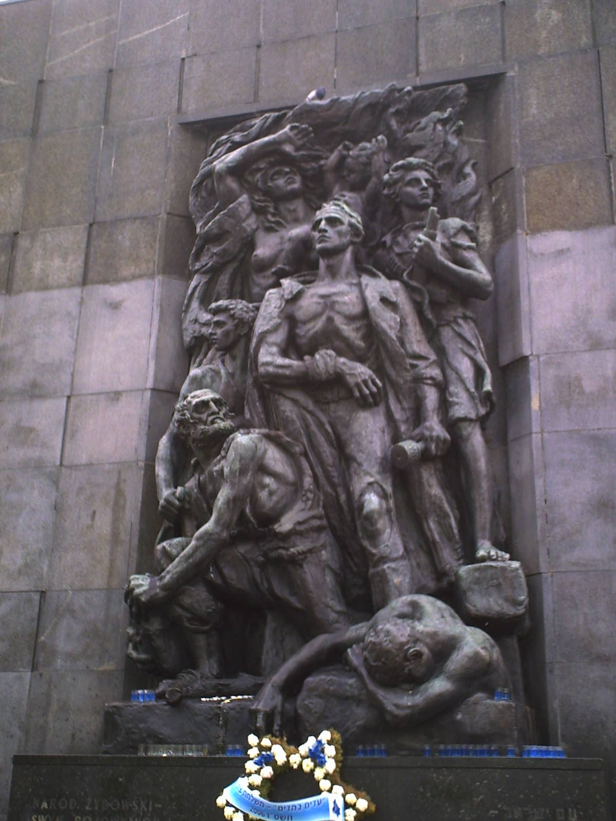 Monument_of_ghetto_uprising.JPG